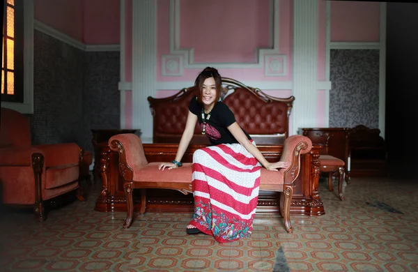 Chinese lady in the old vintage room — Stock Photo, Image