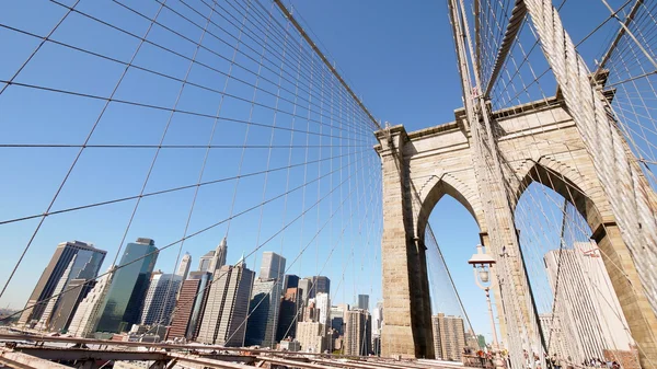 Ponte de Brooklyn com o céu azul — Fotografia de Stock