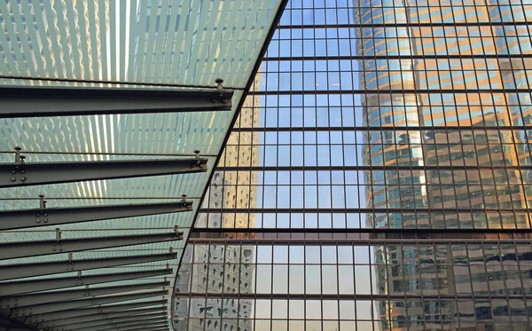 Die Fensterwand und die Glasgebäude — Stockfoto