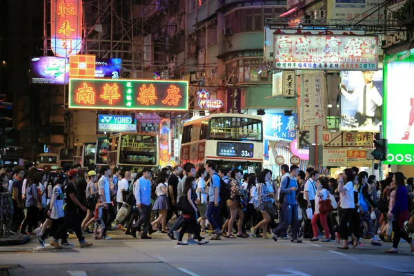 Wandelende mensen in drukke hong kong — Stockfoto