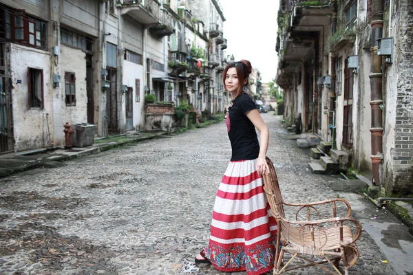 China jovem modelo pose na cidade velha Kaiping em Guangdong china — Fotografia de Stock