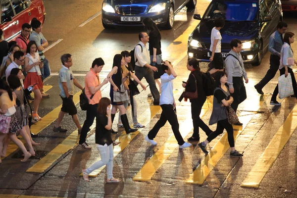 De voetgangers lopen via de weg bij centrale in hong kong — Stockfoto
