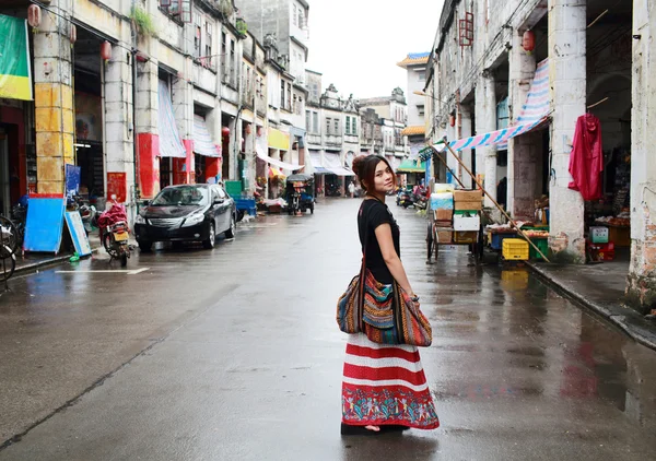 旅行准备探讨在中国旧镇的路上的女孩 — 图库照片