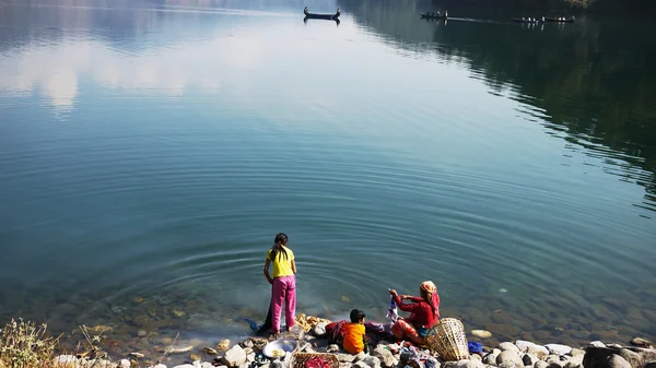 bulutlar ve gökyüzü yansıması pokhara Gölü'bez kırsal pokhara, nepal, Güney Asya gelişmekte olan ülke içinde yıkama aile