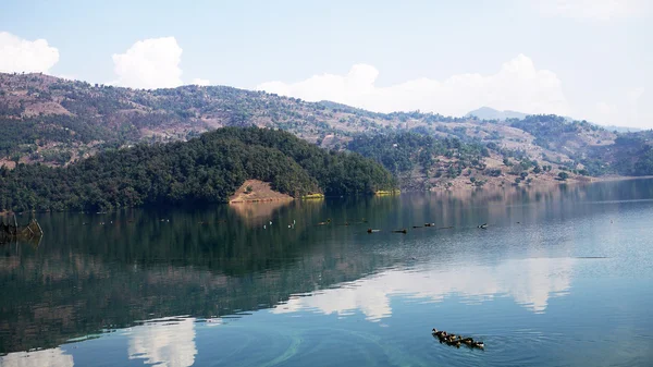 Widok na jezioro w okolicy pokhara - jezioro begnas z obłoku odbijać — Zdjęcie stockowe