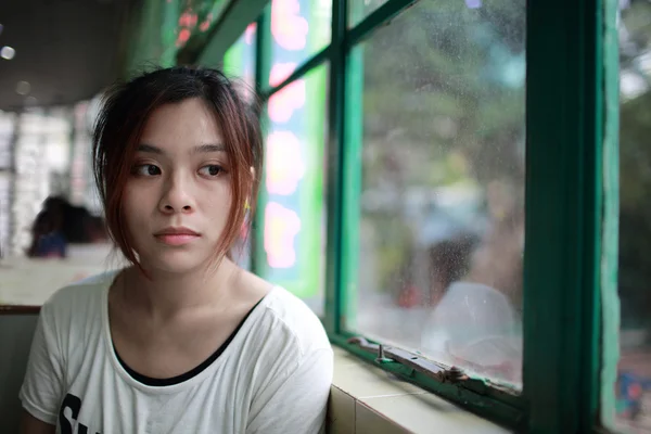 Fille attendant quelqu'un qui est en retard et le trouver dans le restaurant chinois à l'ancienne — Photo