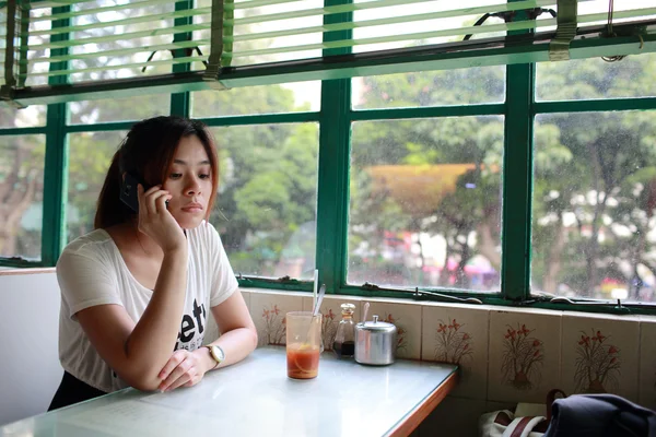 女孩等待有人迟到的人，找他老时尚中国餐馆 — 图库照片