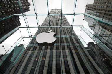 New York 5 Nisan: kötü hava şartlarında 5 Nisan 2012 tarihinde New York Fifth Avenue altında büyük logosu ile belgili tanımlık elma stok. mağaza dış cephe cam kutusunun üstünde yeraltı görüntüleme oda olarak tasarlanmıştır
