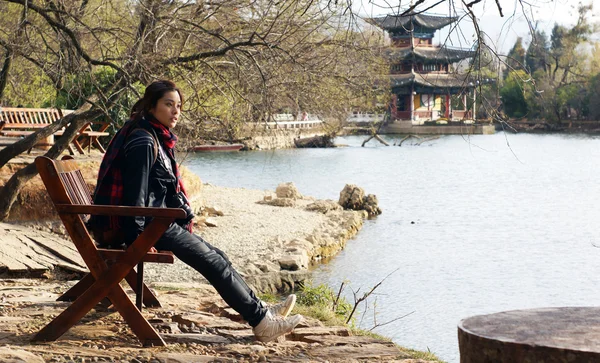 Lijiang vista jardim chinês com vista lateral menina olhar para a frente em Black Dragon Pool — Fotografia de Stock