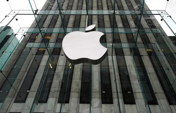 NUEVA YORK 5 DE ABRIL: el Apple Store con el logotipo grande bajo el mal tiempo en la Quinta Avenida en Nueva York el 5 de abril de 2012. la tienda está diseñada como la caja de vidrio exterior sobre la sala de exposición subterránea — Foto de Stock