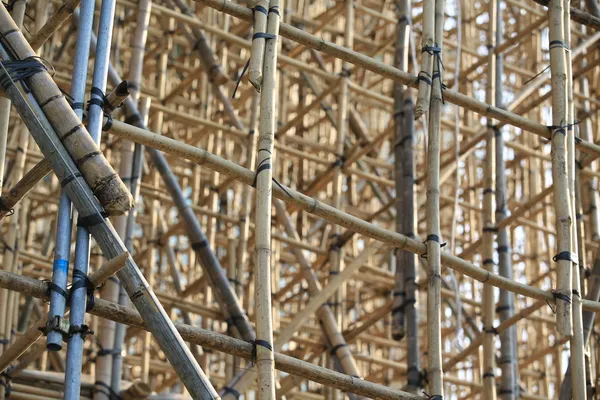 Milhares de bambu que é o projeto de andaimes no canteiro de obras de escritórios no centro de Hong Kong — Fotografia de Stock