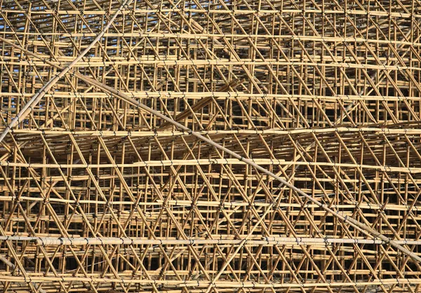 Duizenden van bamboe die is het project van de steigers in kantoorgebouw bouwplaats in het centrum van hong kong — Stockfoto