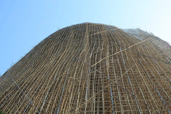 Tusentals bambu som är projektets byggnadsställningar i kontorsbyggnad byggarbetsplats i Hongkong centrala — Stockfoto