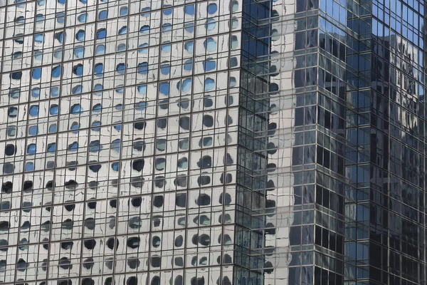 Kantoren en glas gebouwen in de stad van het leven, lage hoekmening in hong kong centrale financiële zone — Stockfoto