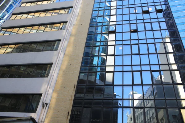 사무실과 생활, 홍콩 중앙 금융 영역에서 낮은 각도 보기의 도시에 있는 유리 건물 — 스톡 사진