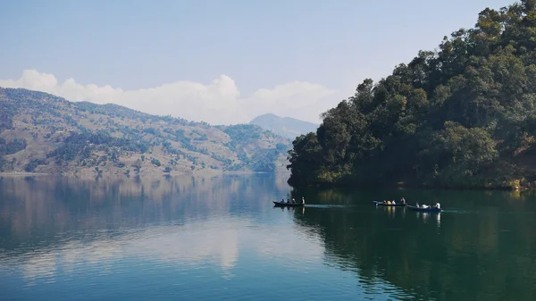 Lakeside in Pokhara with the fishing net with mountain range — Stock Photo, Image