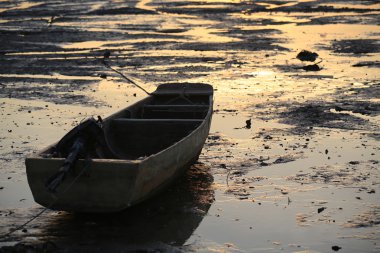 deprem dalgası karaya tekne ile geri