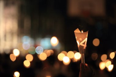 binlerce insan tiananmen Meydanı 25th anniversary mum ışığında gece nöbeti victoria Park hong Kong katılmak