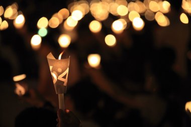 binlerce insan tiananmen Meydanı 25th anniversary mum ışığında gece nöbeti victoria Park hong Kong katılmak