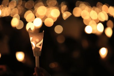 binlerce insan tiananmen Meydanı 25th anniversary mum ışığında gece nöbeti victoria Park hong Kong katılmak