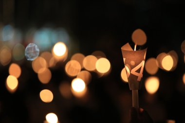 binlerce insan tiananmen Meydanı 25th anniversary mum ışığında gece nöbeti victoria Park hong Kong katılmak