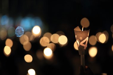 binlerce insan tiananmen Meydanı 25th anniversary mum ışığında gece nöbeti victoria Park hong Kong katılmak
