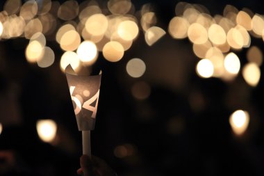 binlerce insan tiananmen Meydanı 25th anniversary mum ışığında gece nöbeti victoria Park hong Kong katılmak