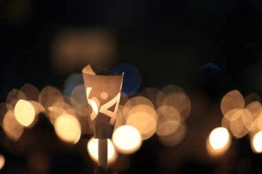 binlerce insan tiananmen Meydanı 25th anniversary mum ışığında gece nöbeti victoria Park hong Kong katılmak