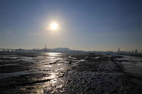 Estrada de lama na praia após onda de maré de volta na cidade da china, hong kong — Fotografia de Stock