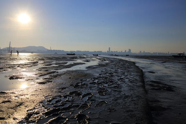 Estrada de lama na praia após onda de maré de volta na cidade da china, hong kong — Fotografia de Stock