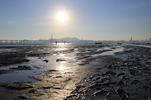 Estrada de lama na praia após onda de maré de volta na cidade da china, hong kong — Fotografia de Stock