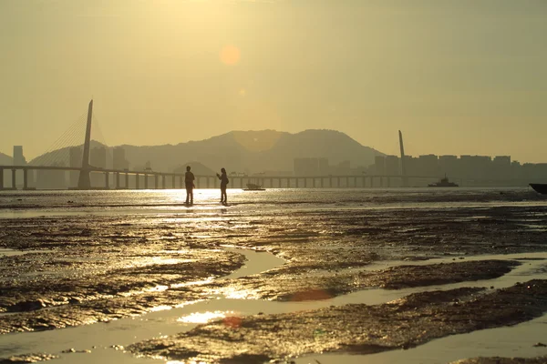 Λάσπη δρόμο στην παραλία μετά από το παλιρροιακό κύμα πίσω στην πόλη της Κίνας, Χονγκ Κονγκ — Φωτογραφία Αρχείου
