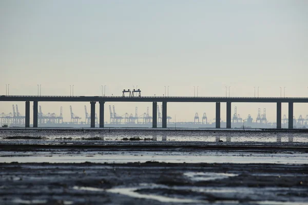 Stadens siluett skyline med tidvatten kusten — Stockfoto