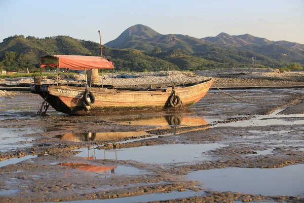 Mud road on the beach after tidal wave back in the city of china , hong kong — Stock Photo, Image