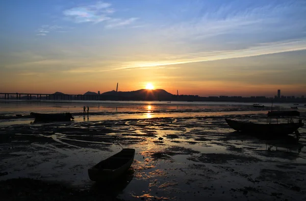 Slunce přílivová vlna v Ha Pak Nai mokřadní a shenzhen bay bridge, ústřicových polí scény v hong Kongu — Stock fotografie