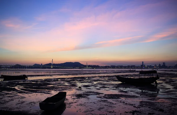 Sole set di onda di marea in Ha Pak Nai zone umide e ponte baia di Shenzhen, scene campo di ostriche in Hong Kong — Foto Stock