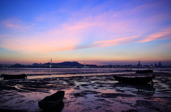 Sun set of tidal wave in Ha Pak Nai wetland and shenzhen bay bridge , oyster field scenes in hong kong — Stock Photo, Image