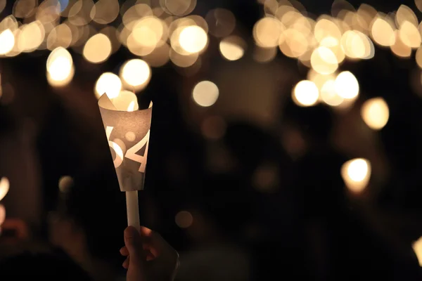 Tysiące ludzi uczestniczyć placu tiananmen czuwanie przy świecach 25 rocznica w victoria park w hong kong — Zdjęcie stockowe