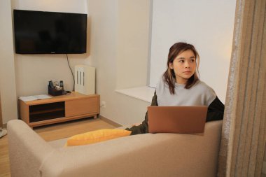 Odasında çalışan Asyalı serbest çalışan bir kadın.