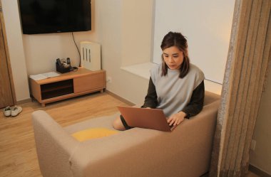 Odasında çalışan Asyalı serbest çalışan bir kadın.