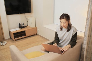 Evden bağımsız çalışan güzel bir genç kadın. 