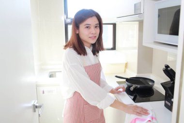 Çekici kız mutfakta kahvaltı hazırlıyor.