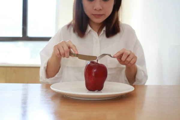 Meisje Zitten Aan Tafel Met Appel Bord Dieet Concept — Stockfoto