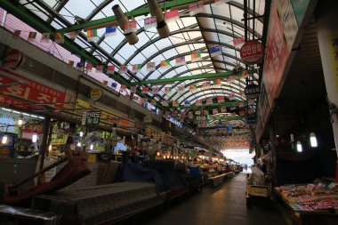 Seul, Güney Kore 22 Ekim 2016: Seul 'deki Gwangjang Market. Gwangjang Pazarı Seul 'deki en büyük yerel pazarlardan biridir.