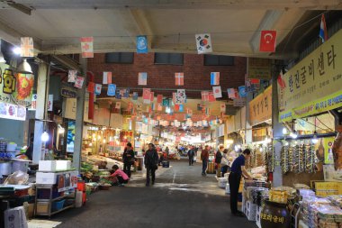 Seul, Güney Kore 22 Ekim 2016: Seul 'deki Gwangjang Market. Gwangjang Pazarı Seul 'deki en büyük yerel pazarlardan biridir.