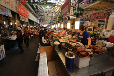 Seul, Güney Kore 22 Ekim 2016: Seul 'deki Gwangjang Market. Gwangjang Pazarı Seul 'deki en büyük yerel pazarlardan biridir.