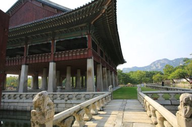 Hyangwon-jeong, bir lotus gölet, Gyeongbokgung (Gyeongbok Sarayı bir adada inşa bir eski köşk)