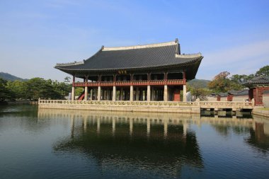 Hyangwon-jeong, bir lotus gölet, Gyeongbokgung (Gyeongbok Sarayı bir adada inşa bir eski köşk)