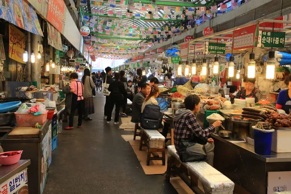 Seul, Güney Kore 22 Ekim 2016: Seul 'deki Gwangjang Market. Gwangjang Pazarı Seul 'deki en büyük yerel pazarlardan biridir.