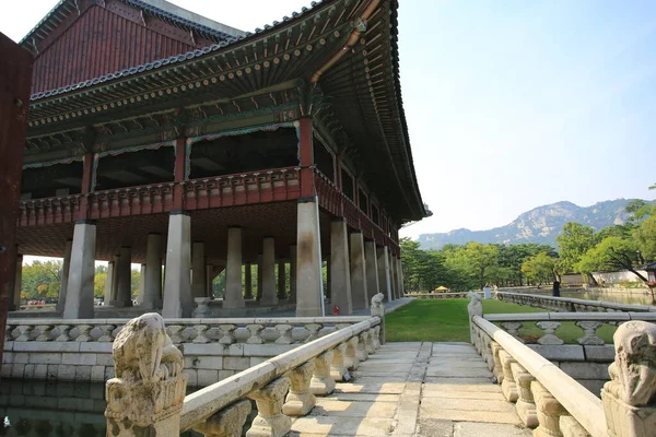 Hyangwon Jeong Antiguo Pabellón Construido Una Isla Estanque Loto Gyeongbokgung — Foto de Stock